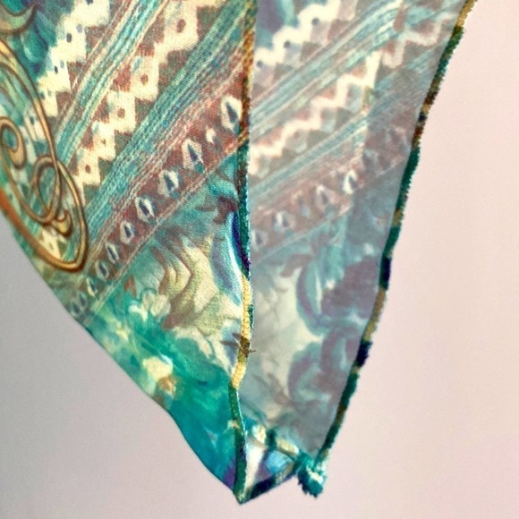 Blouse Luxurious feeling teal print. Scoop neck. Beautiful Angel sleeves. Medium - Picture 5 of 8